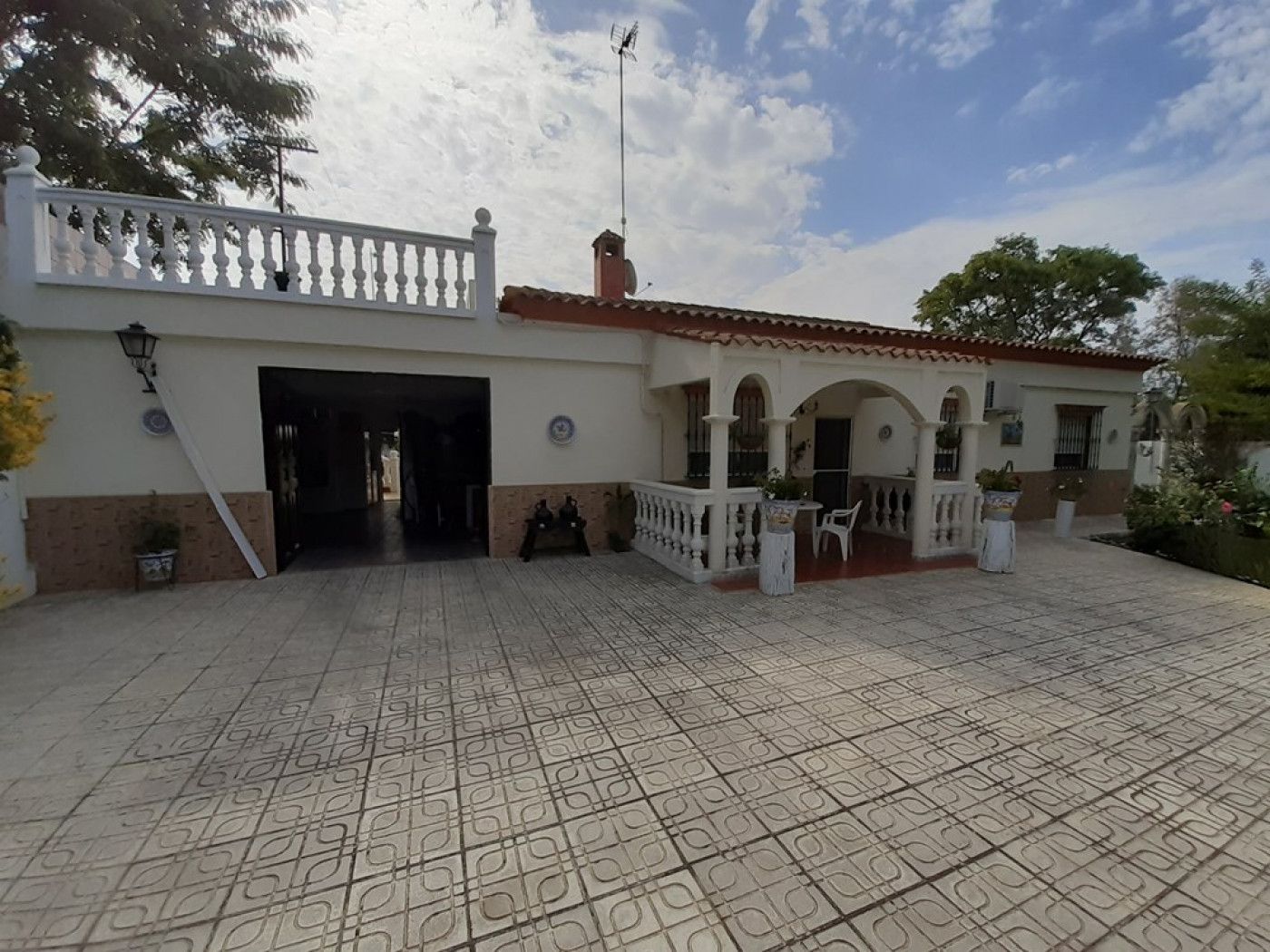 Vista exterior de Casa o xalet en venda en Utrera amb Terrassa, Traster i Piscina