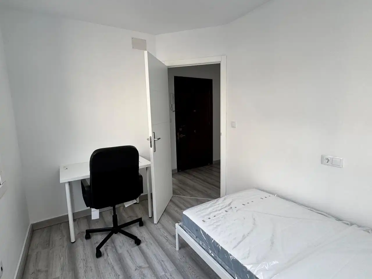 Schlafzimmer von Wohnung zur Miete in A Coruña Capital  mit Heizung, Abstellraum und Möbliert