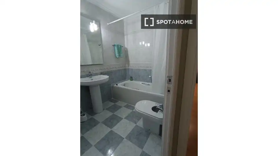 Bathroom of Flat for rent in Valencia  with Air Conditioner, Heating and Furnished
