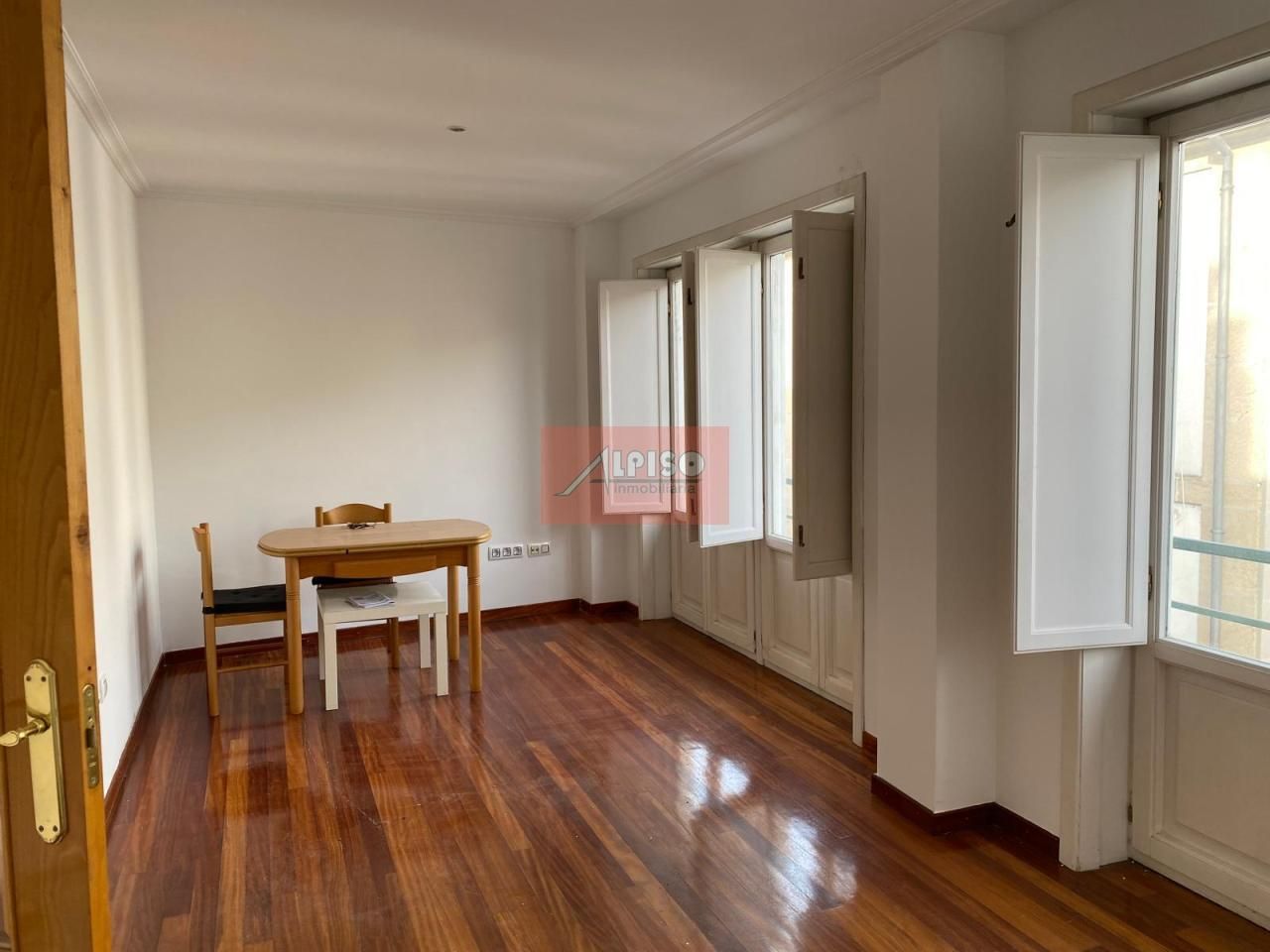 Sala d'estar de Dúplex en venda en Ourense Capital  amb Calefacció, Parquet i Traster
