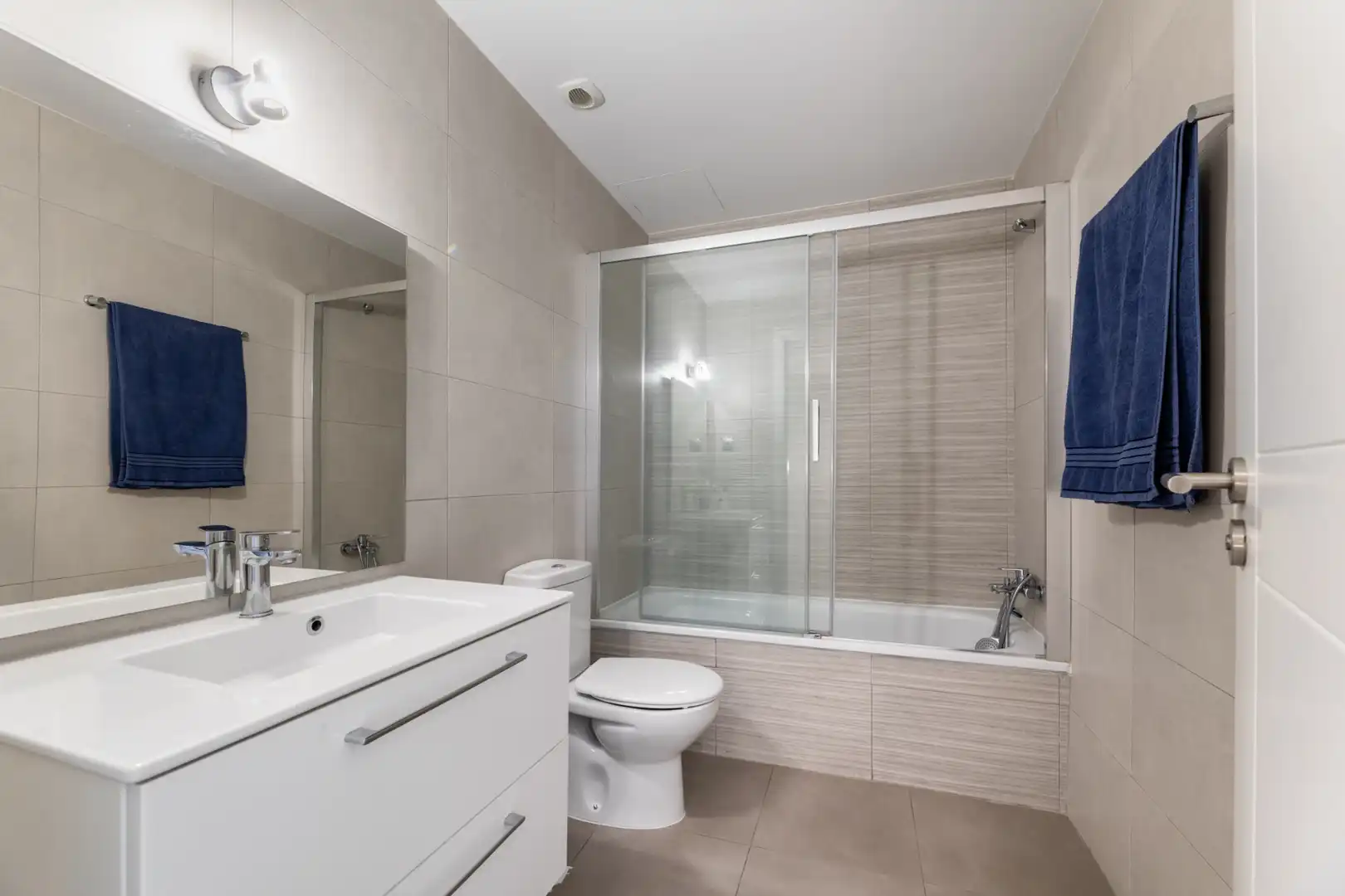 Baño de Casa adosada en venta en Navalcarnero con Calefacción, Jardín privado y Piscina