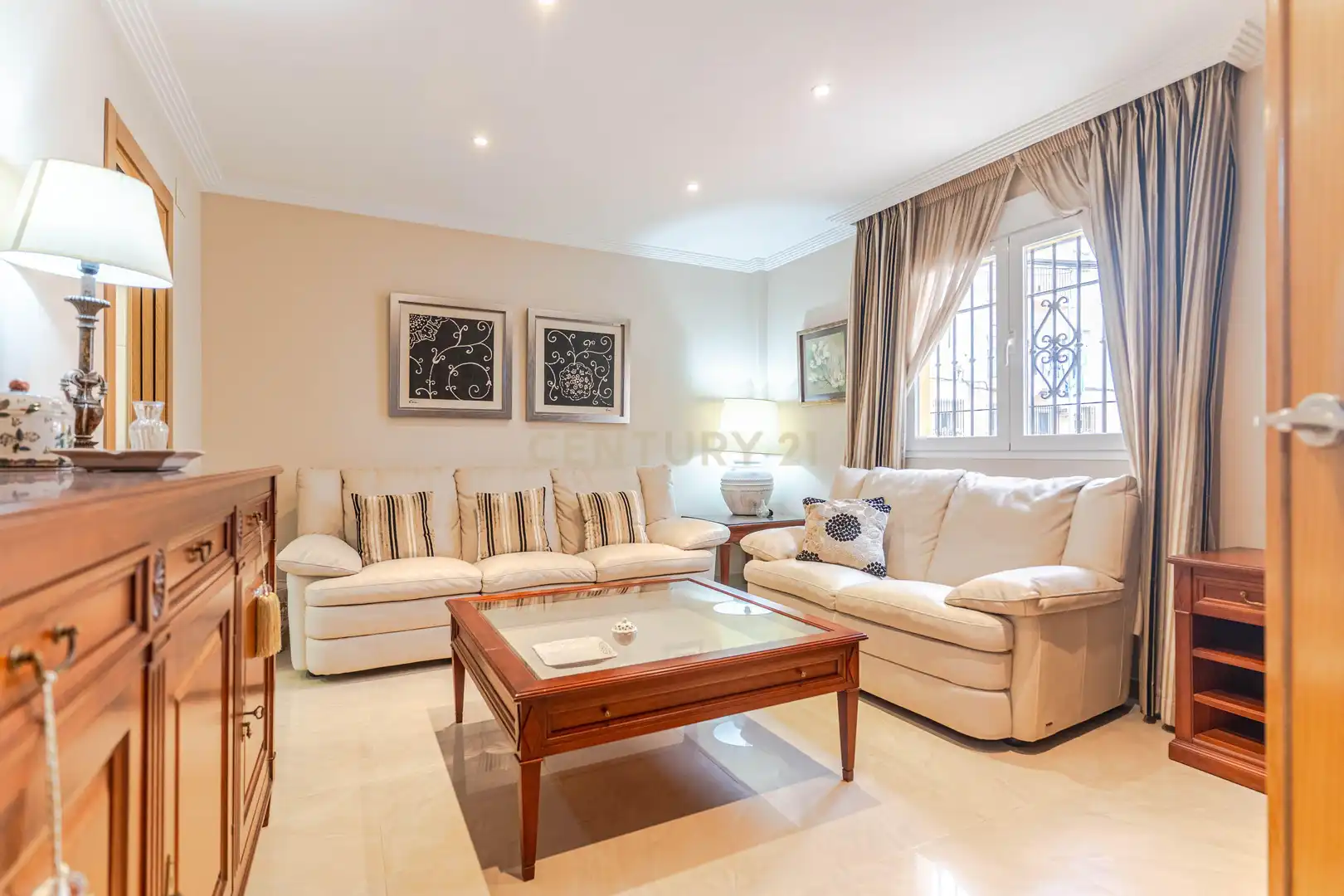 Sala d'estar de Casa adosada en venda en Motril amb Aire condicionat, Forn i Rentadora