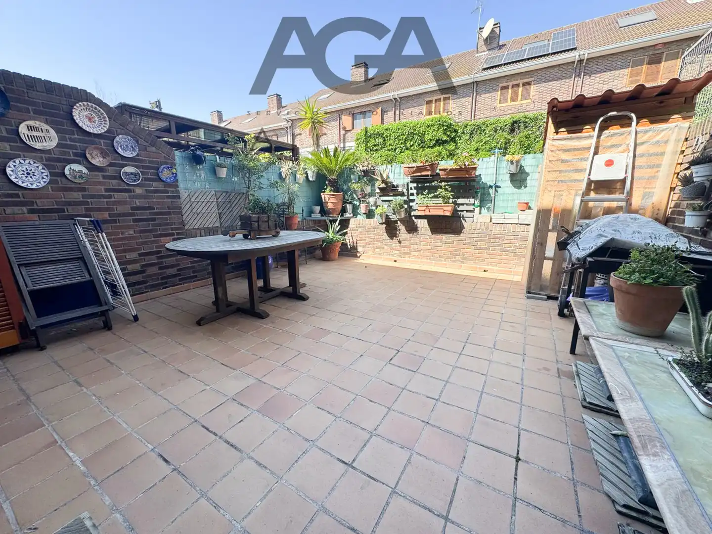 Terrasse von Einfamilien-Reihenhaus zum Verkauf in Badalona mit Klimaanlage und Abstellraum