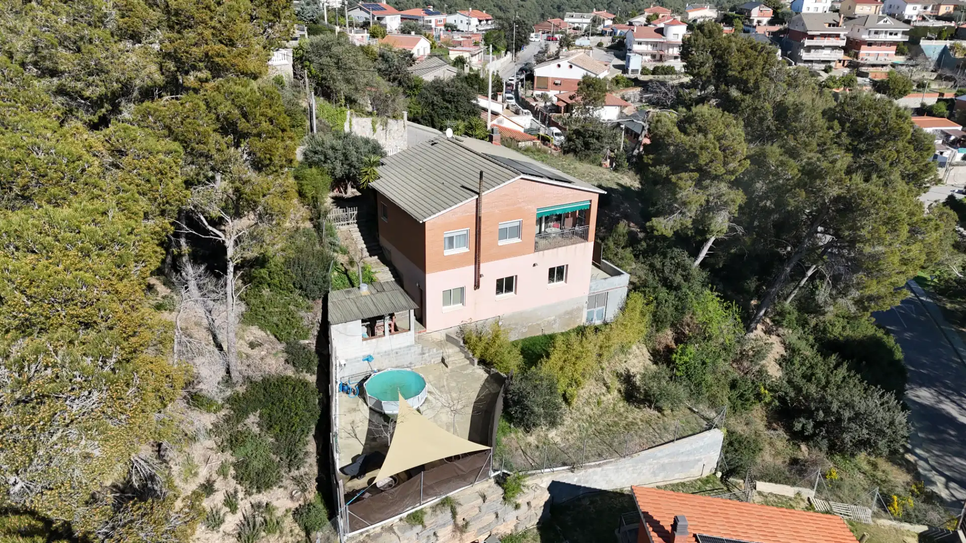 Vista exterior de Casa o xalet en venda en Rubí amb Aire condicionat, Calefacció i Jardí privat