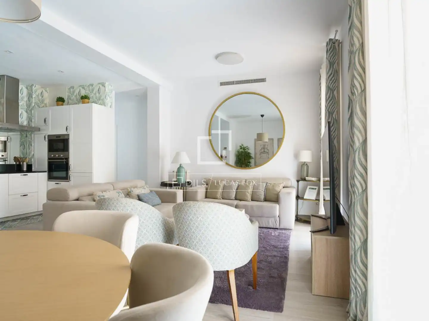 Living room of Flat for rent in Madrid  with Air Conditioner, Parquet flooring and Furnished