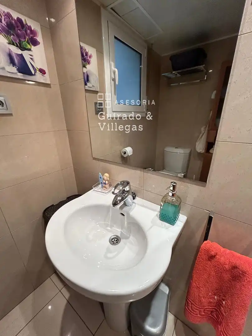 Badezimmer von Wohnung zum Verkauf in Barcelona mit Klimaanlage und Terrasse