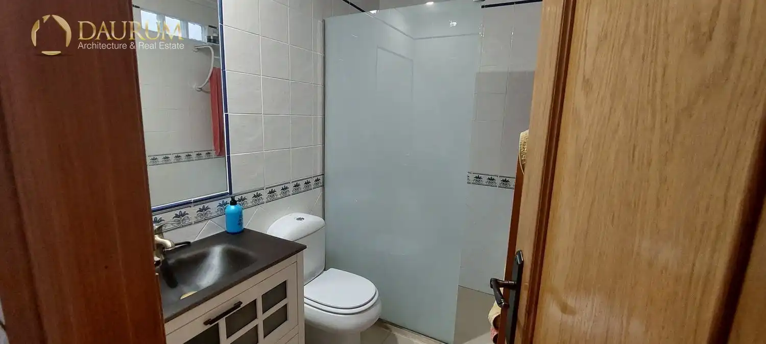 Badezimmer von Einfamilien-Reihenhaus zum Verkauf in Santa Pola mit Klimaanlage, Heizung und Terrasse