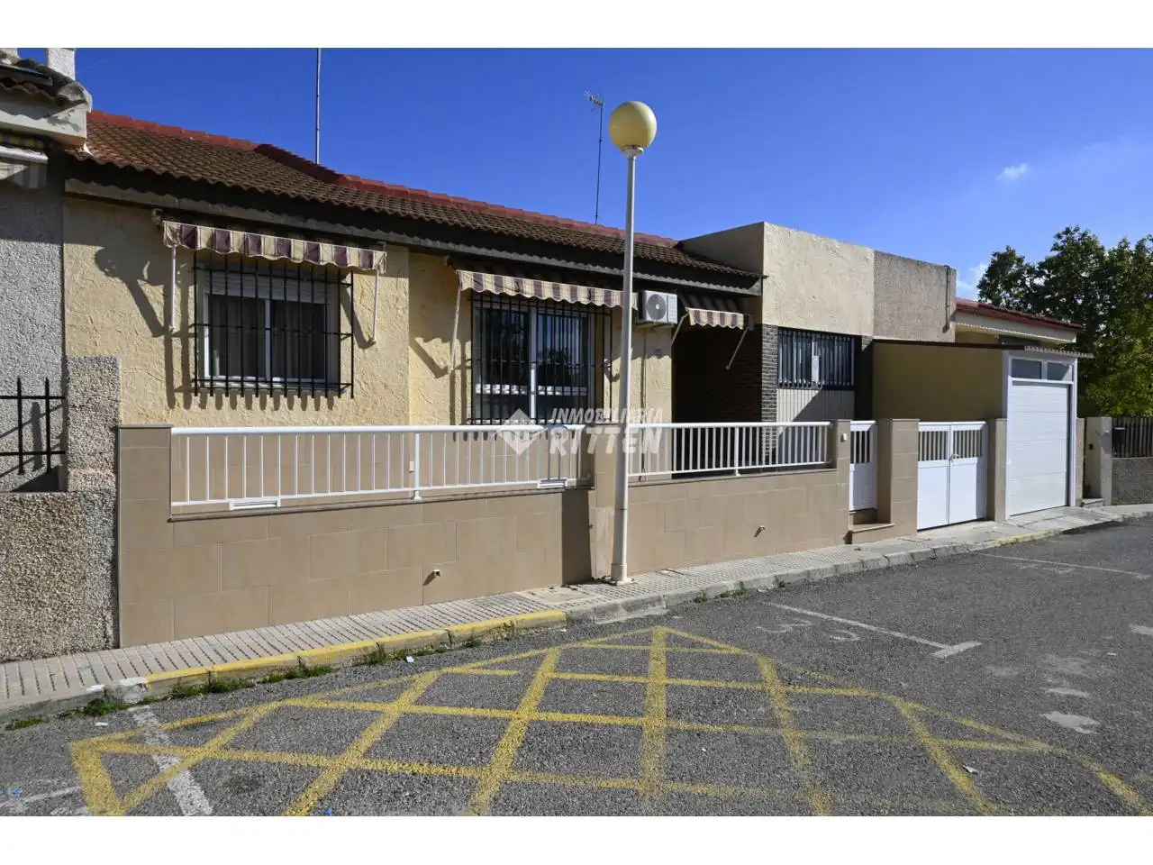 Außenansicht von Einfamilien-Reihenhaus zum Verkauf in Cartagena mit Klimaanlage, Privatgarten und Terrasse