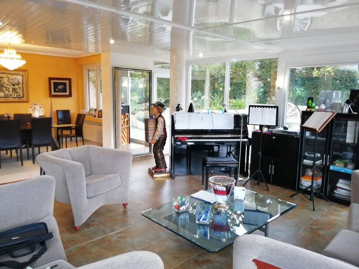 Sala d'estar de Casa adosada en venda en Arrazua-Ubarrundia amb Calefacció, Jardí privat i Traster