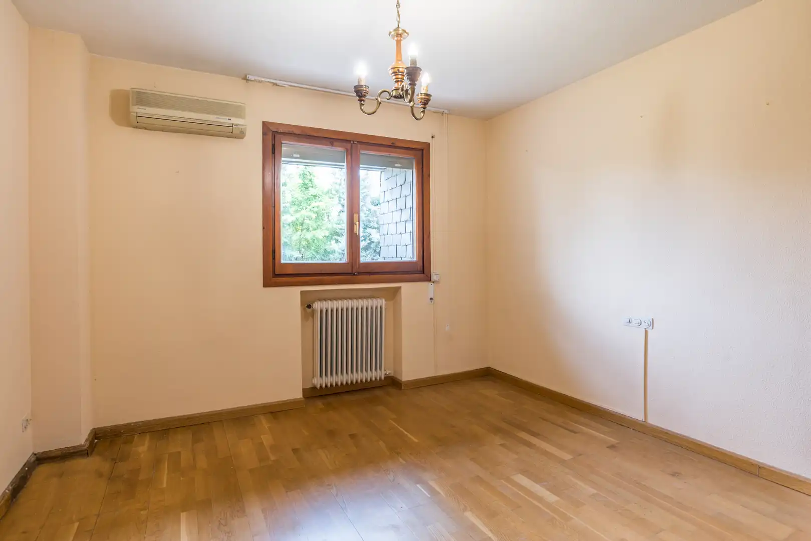 Bedroom of Houses for sale in Pozuelo de Alarcón  with Air Conditioner, Heating and Private garden