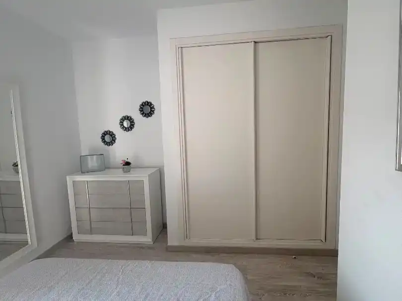 Schlafzimmer von Wohnung zur Miete in  Almería Capital mit Klimaanlage, Schwimmbad und Balkon