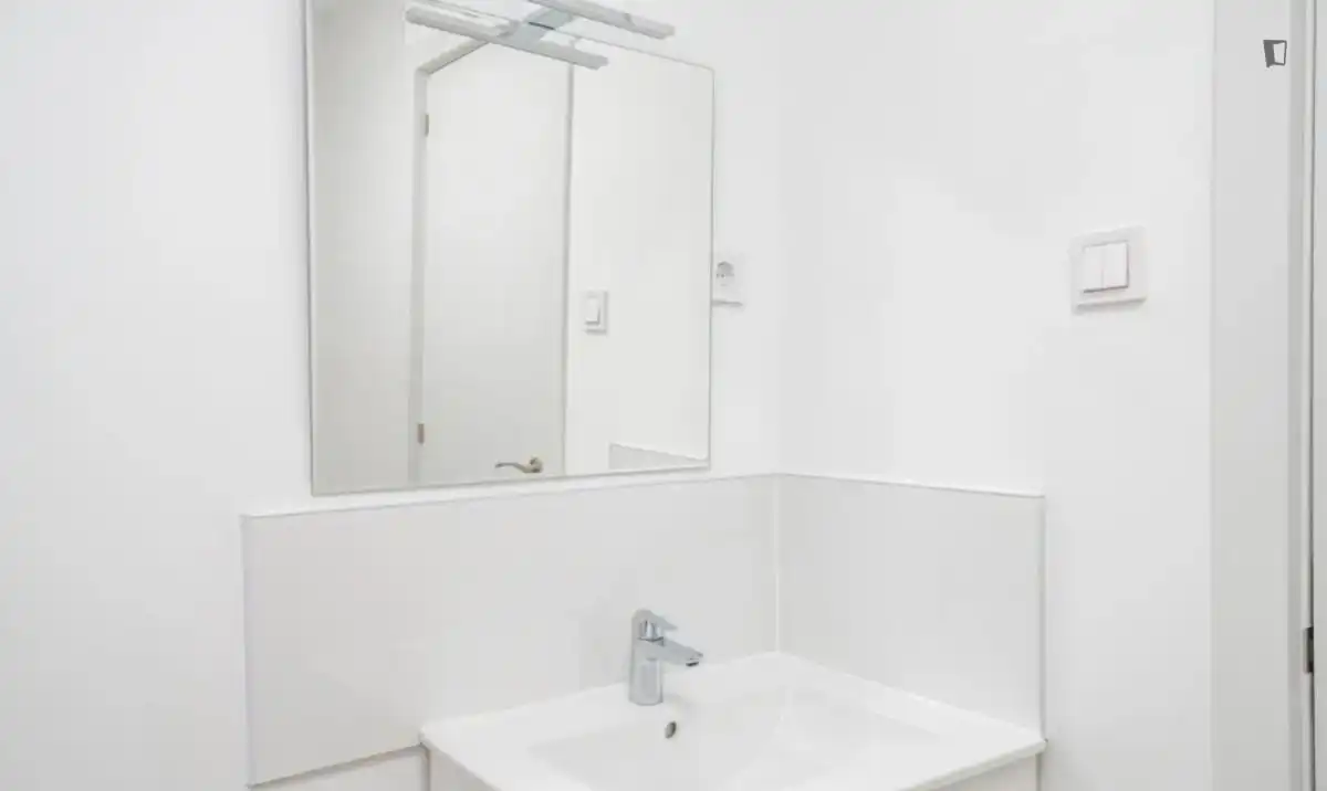 Baño de Apartamento para compartir en Madrid con Aire acondicionado, Calefacción y Amueblado