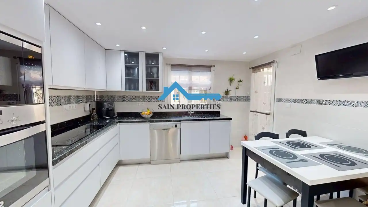 Casa aparellada amb terrassa en venda a Varadero, imagen 12