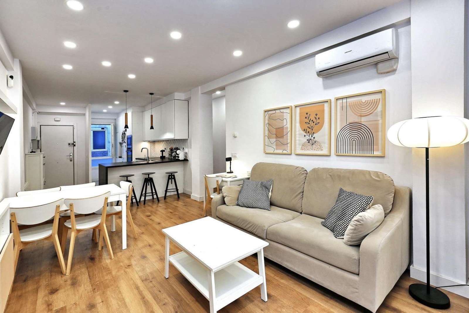 Living room of Apartment to share in  Barcelona Capital  with Air Conditioner and Terrace
