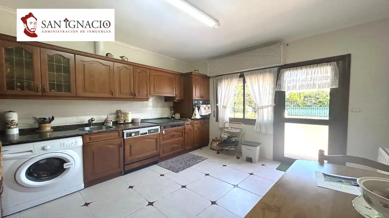Cocina de Casa o chalet en venta en Villarcayo de Merindad de Castilla la Vieja con Calefacción, Jardín privado y Piscina