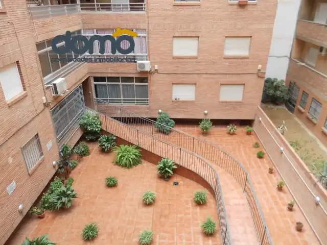 Terraza de Piso para compartir en Granada con Calefacción, Amueblado y Horno