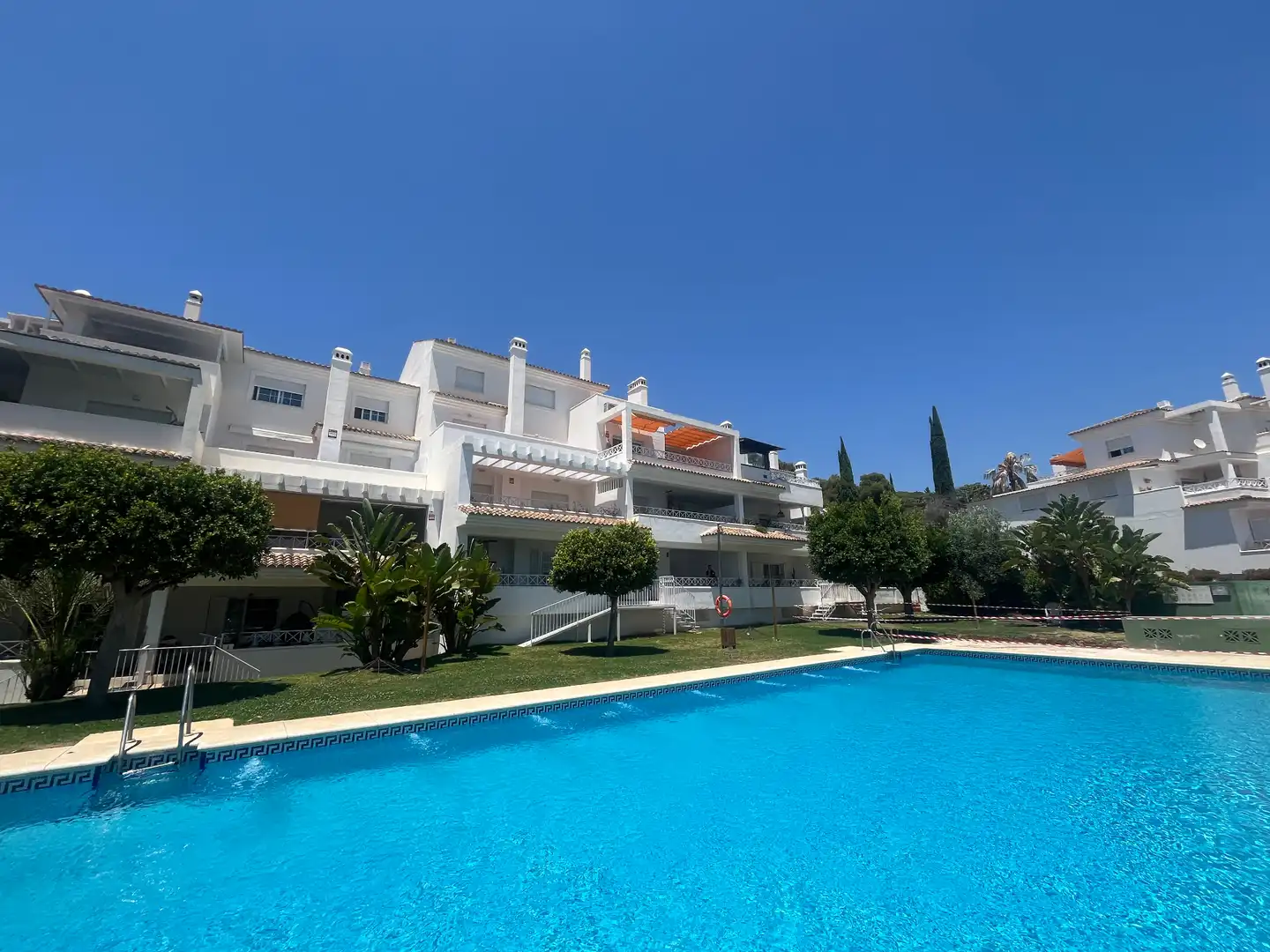 Außenansicht von Dachboden zur Miete in Marbella mit Klimaanlage, Terrasse und Abstellraum