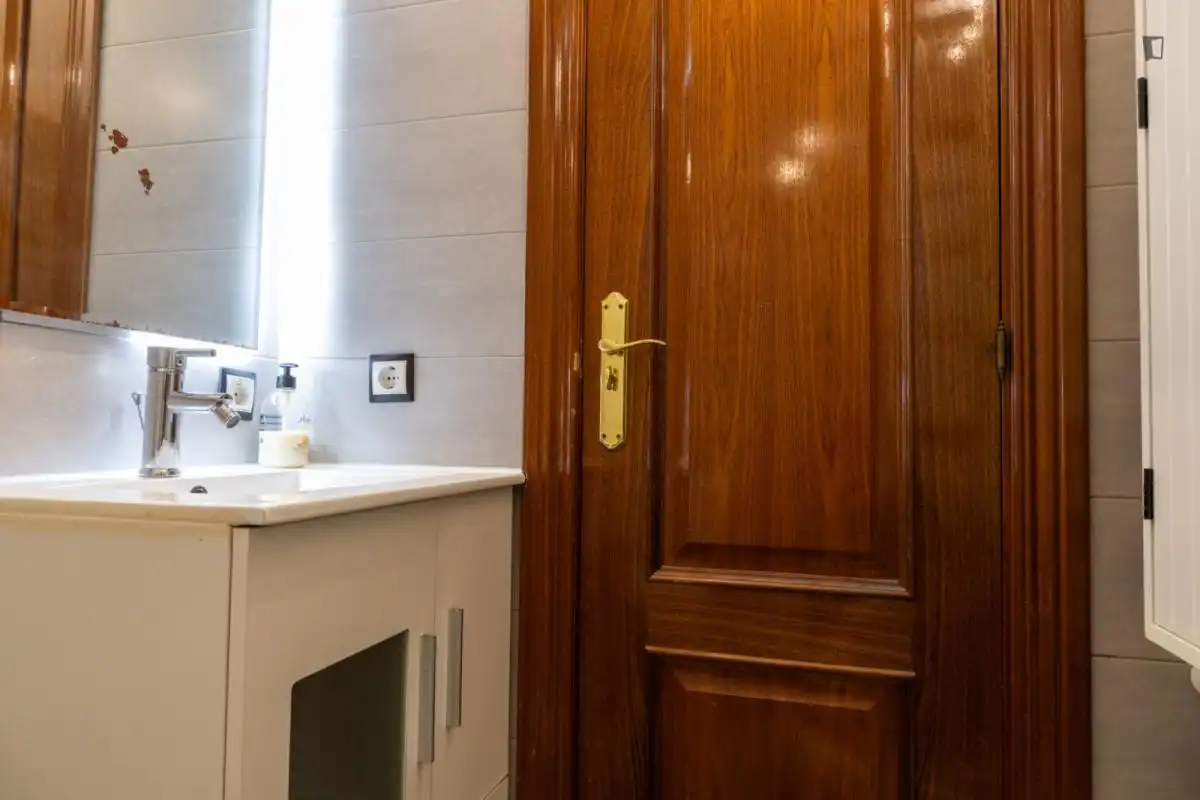 Bathroom of Apartments for share in Madrid  with Air Conditioner, Furnished and Oven