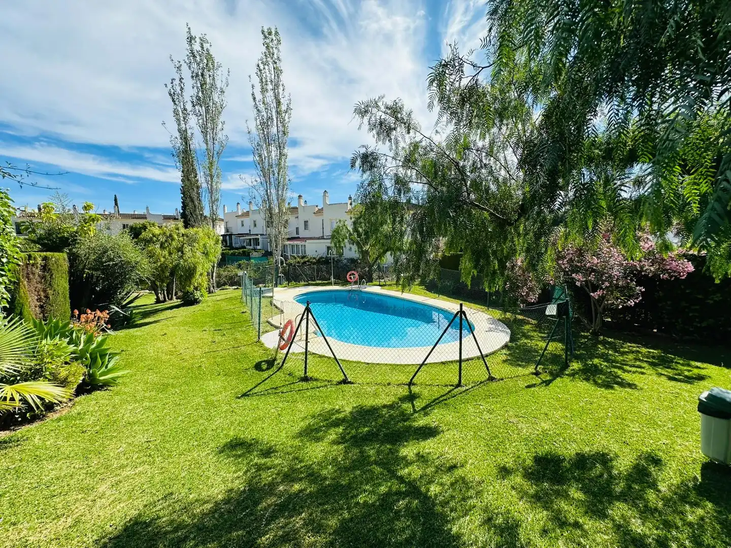 Piscina de Casa adosada en venda en Mijas amb Aire condicionat, Calefacció i Jardí privat