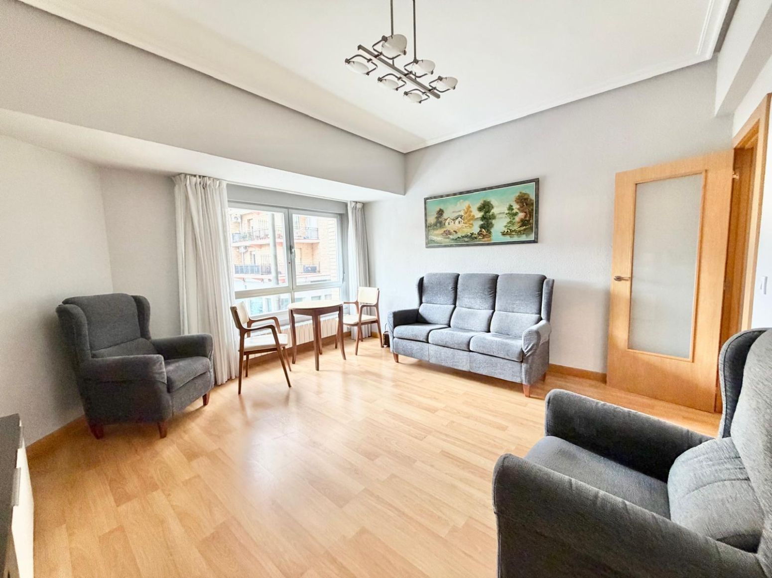 Sala d'estar de Pis de lloguer en  Logroño amb Calefacció, Terrassa i Moblat