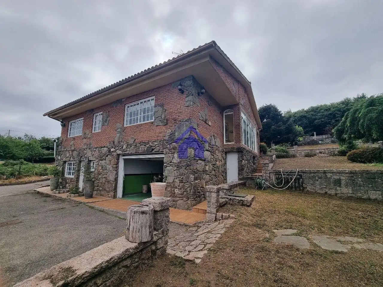 Vista exterior de Casa o xalet en venda en Gondomar amb Calefacció, Jardí privat i Moblat
