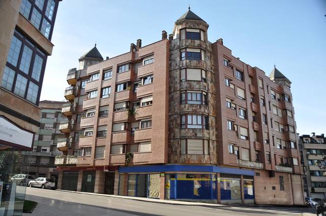 Local comercial en Alquiler en Avenida de Pando en Milán - Pumarín