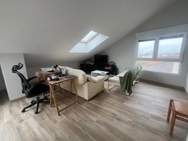 Wohnzimmer von Dachboden zur Miete in Santander mit Heizung, Privatgarten und Abstellraum