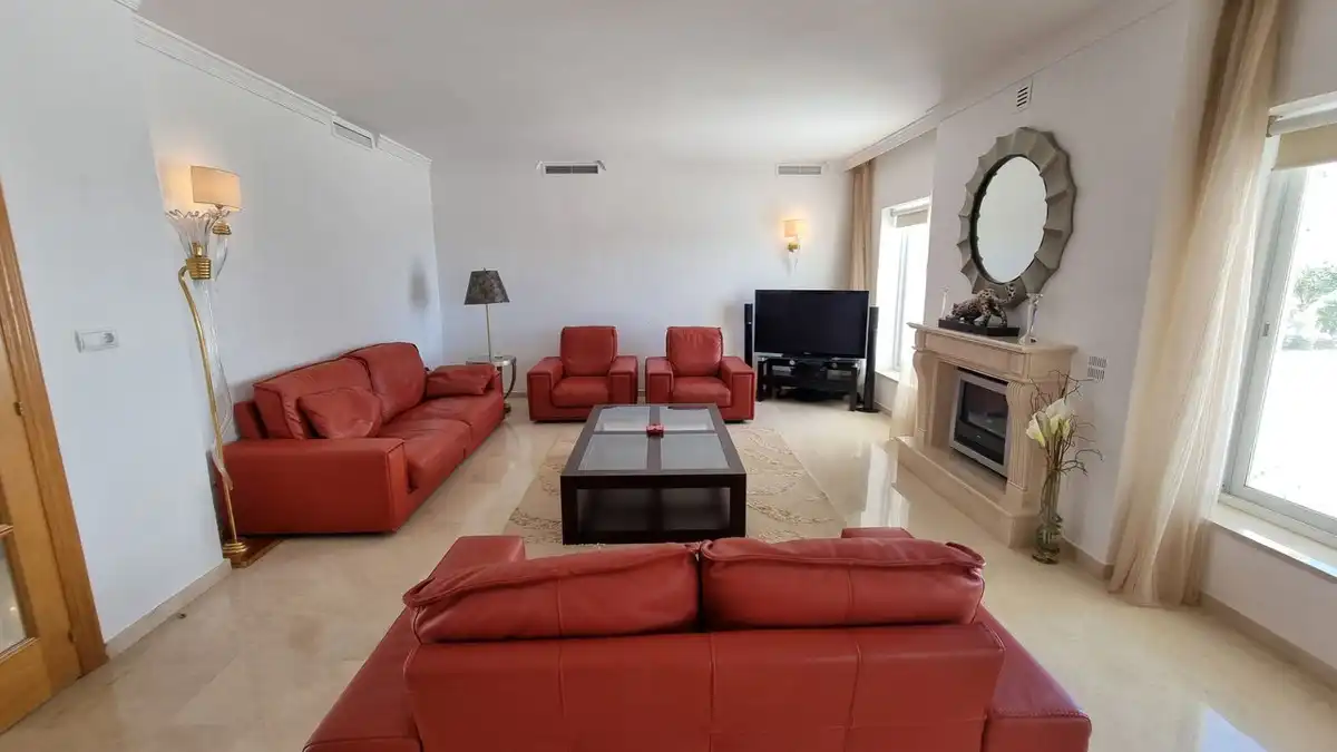 Sala d'estar de Casa o xalet de lloguer en Benahavís amb Aire condicionat, Jardí privat i Terrassa