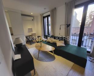 Sala d'estar de Apartament de lloguer en  Madrid Capital amb Aire condicionat, Calefacció i Moblat