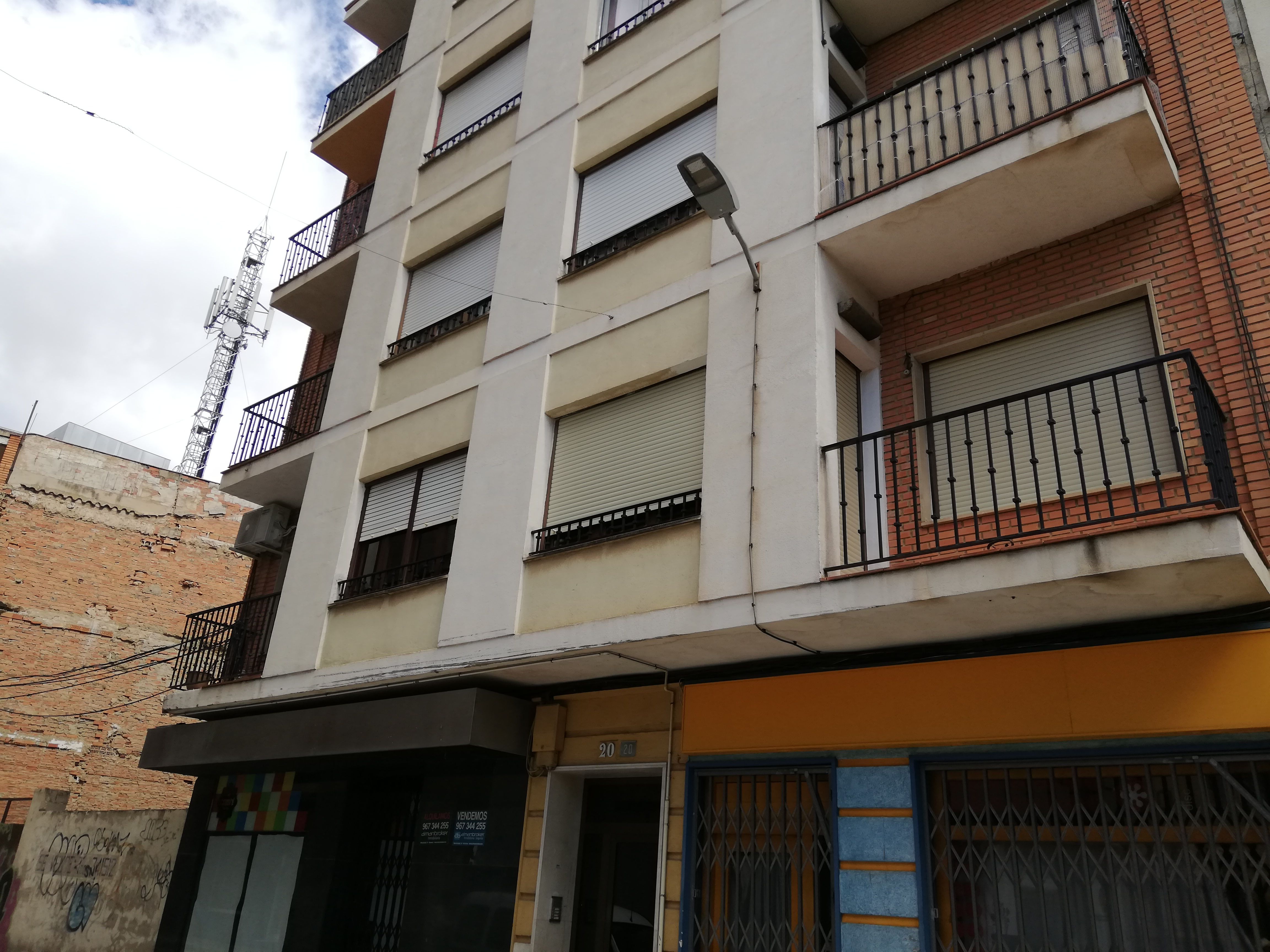 Vista exterior de Pis en venda en Almansa amb Calefacció, Moblat i Balcó