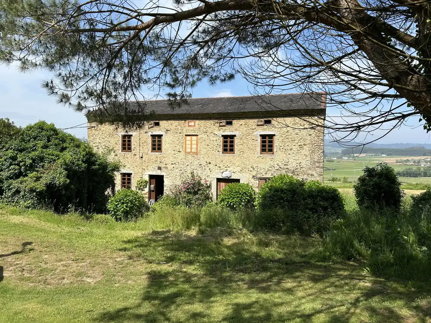 Vista exterior de Finca rústica en venda en Castropol amb Jardí privat