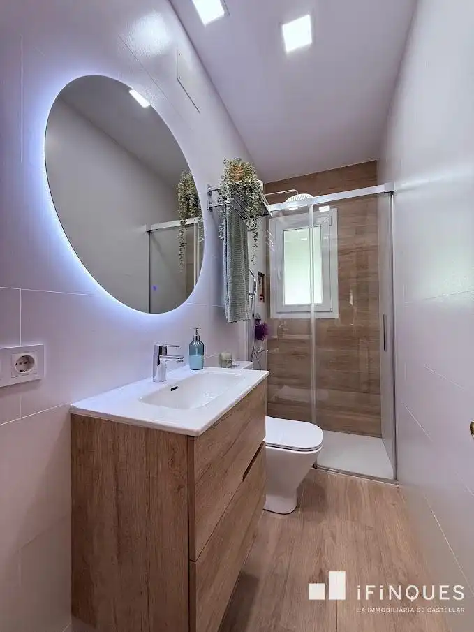 Bathroom of Houses for sale in Castellar del Vallès  with Air Conditioner, Private garden and Parquet flooring
