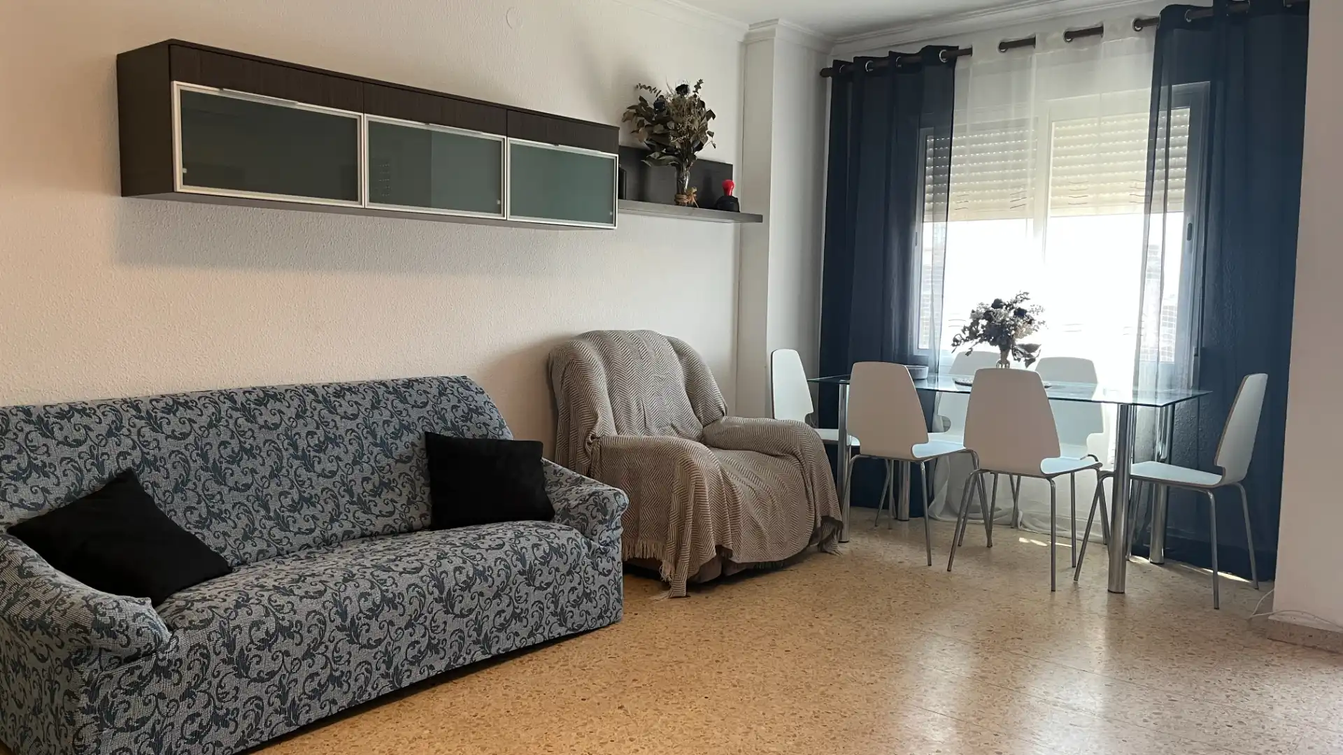 Sala d'estar de Pis de lloguer en Valencia amb Aire condicionat, Moblat i Forn