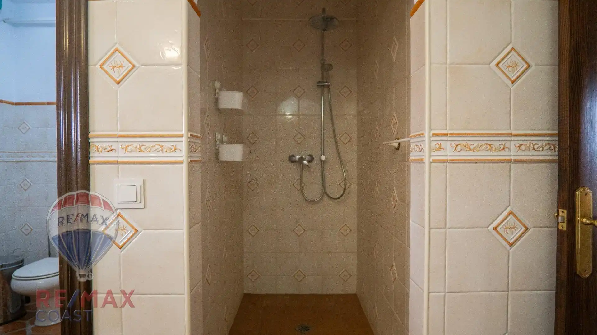Bany de Casa o xalet en venda en Alhaurín de la Torre amb Aire condicionat, Jardí privat i Terrassa