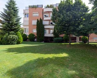Vista exterior de Àtic en venda en Pozuelo de Alarcón amb Aire condicionat, Calefacció i Jardí privat