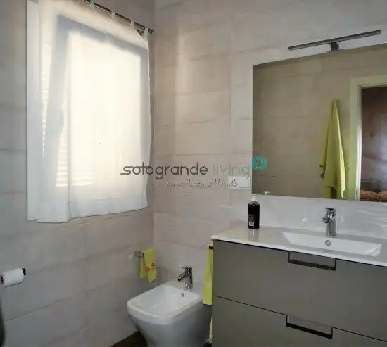 Baño de Apartamento de alquiler en Sotogrande con Calefacción, Terraza y Amueblado