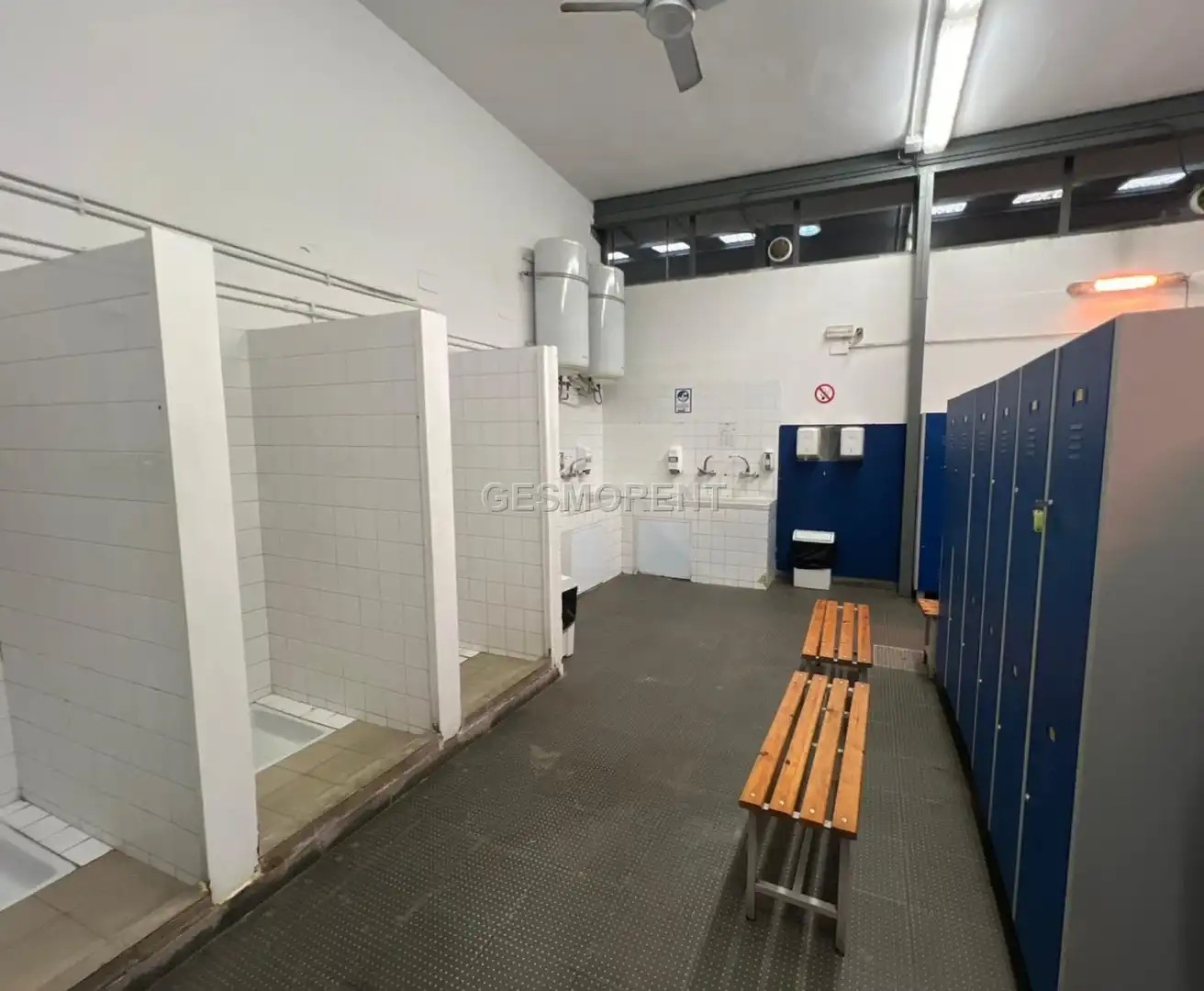Badezimmer von Fabrikhallen zum Verkauf in Montmeló