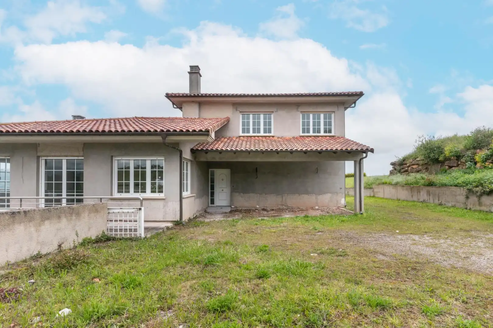 Vista exterior de Casa o xalet en venda en Oviedo  amb Jardí privat, Terrassa i Balcó
