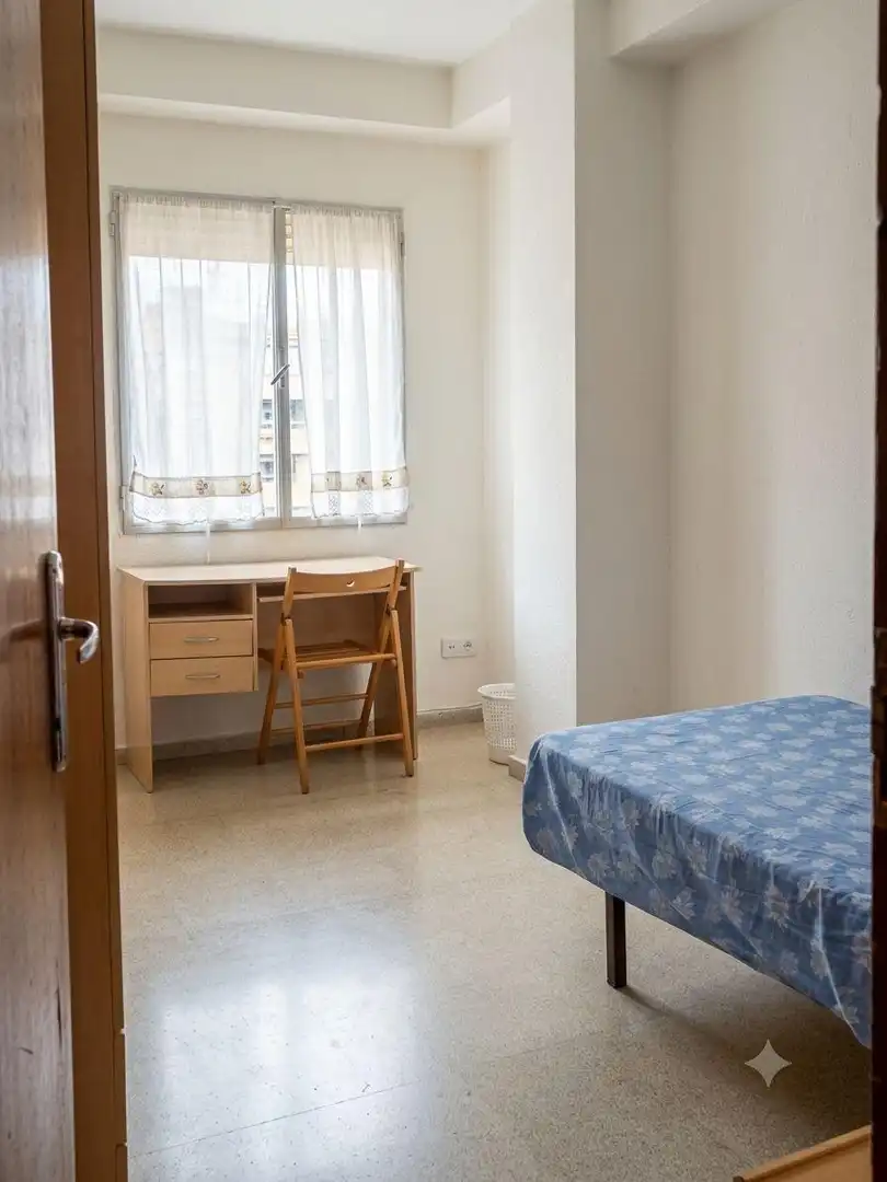 Habitación de Apartamento de alquiler en Valencia con Balcón