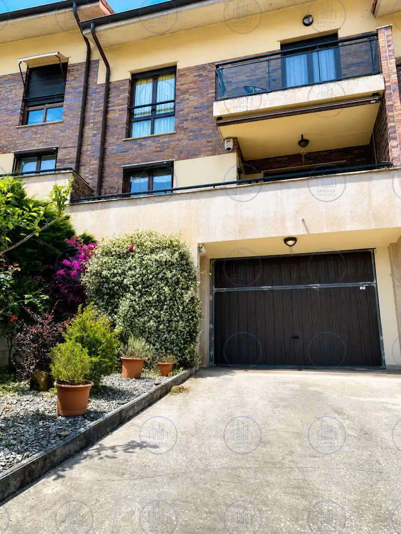Vista exterior de Casa adosada en venta en Donostia - San Sebastián  con Calefacción, Jardín privado y Terraza