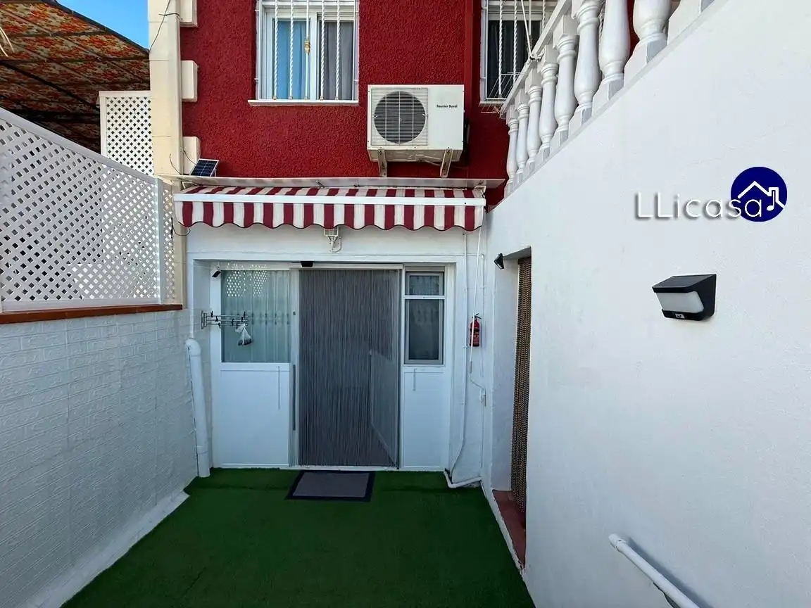Vista exterior de Casa adosada en venta en La Pobla de Vallbona con Aire acondicionado, Jardín privado y Terraza