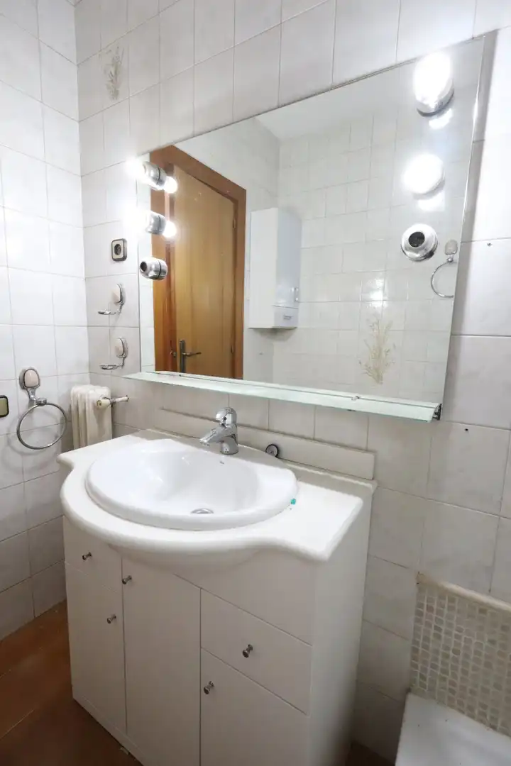 Badezimmer von Wohnung zum Verkauf in Barcelona mit Heizung, Balkon und Haustechnik
