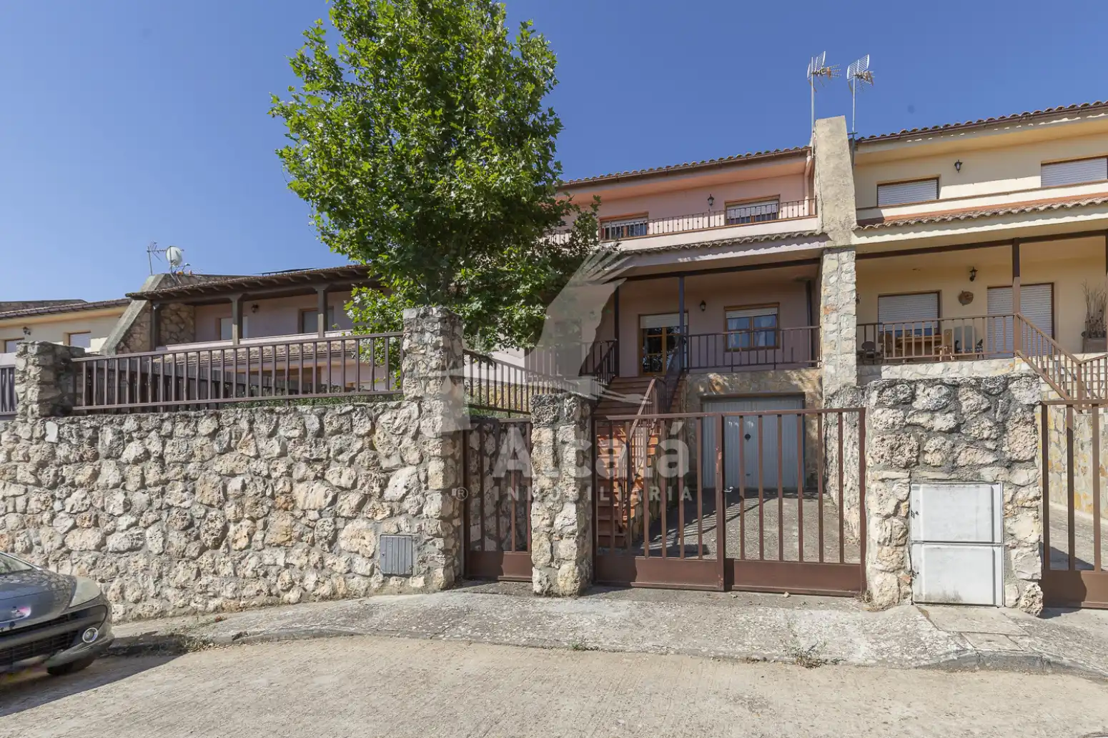 Vista exterior de Casa adosada en venda en Alocén amb Calefacció