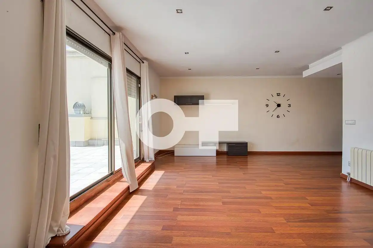 Sala de estar de Ático en venta en Castelldefels con Calefacción, Parquet y Terraza