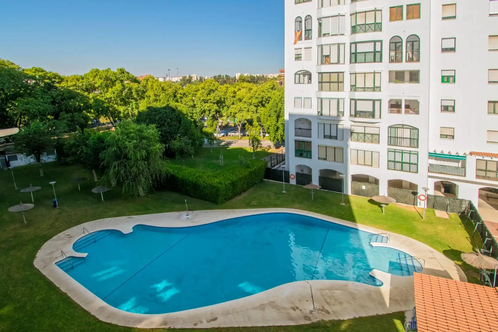 Piscina de Pis en venda en Sevilla amb Aire condicionat, Calefacció i Terrassa