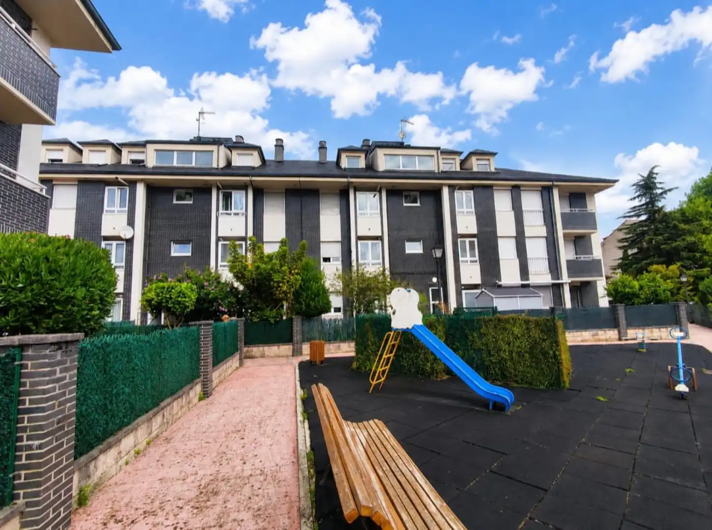Vista exterior de Àtic en venda en Santa María de Cayón amb Calefacció, Jardí privat i Parquet