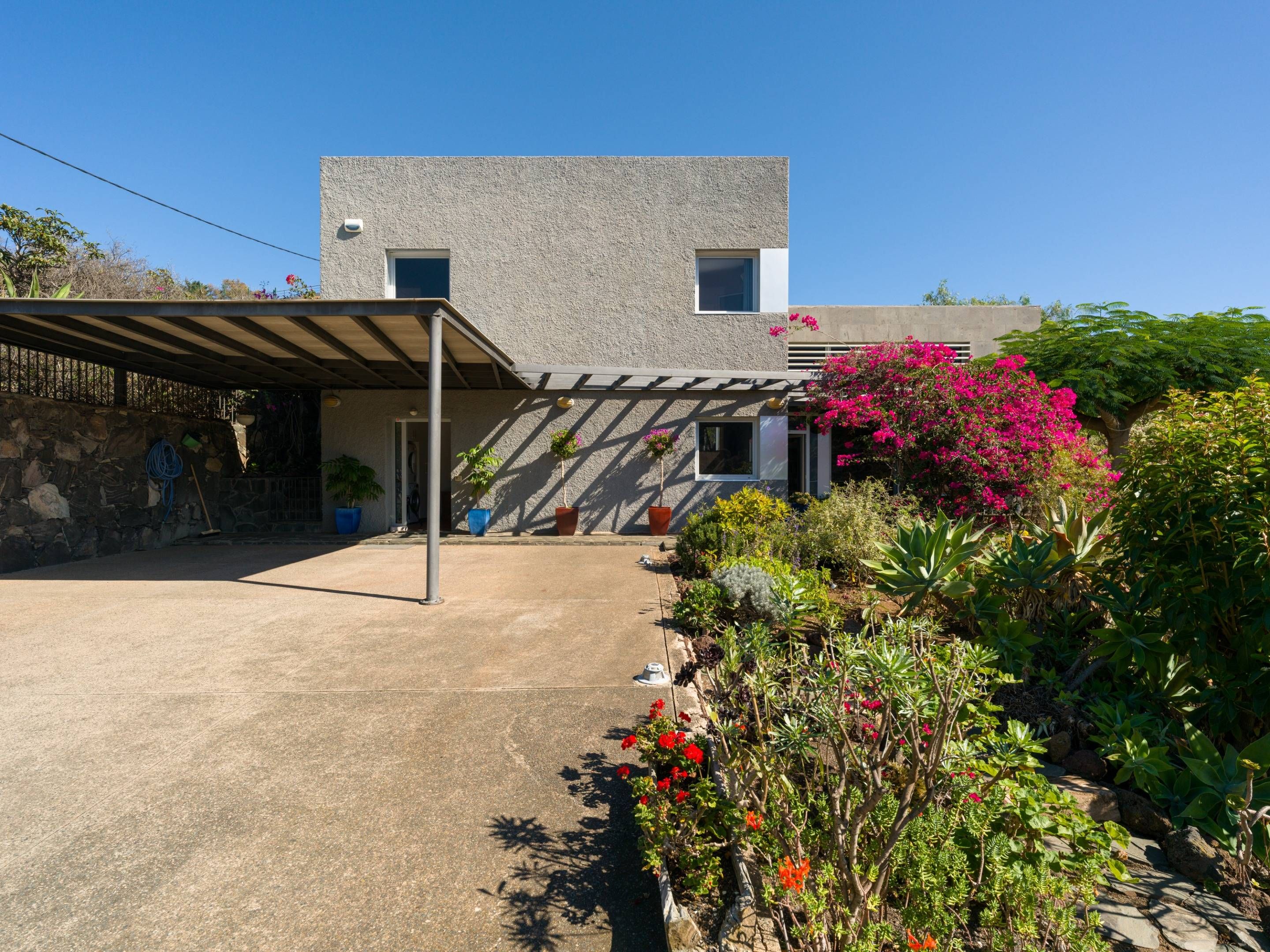 Vista exterior de Casa o xalet en venda en Las Palmas de Gran Canaria amb Jardí privat, Terrassa i Traster