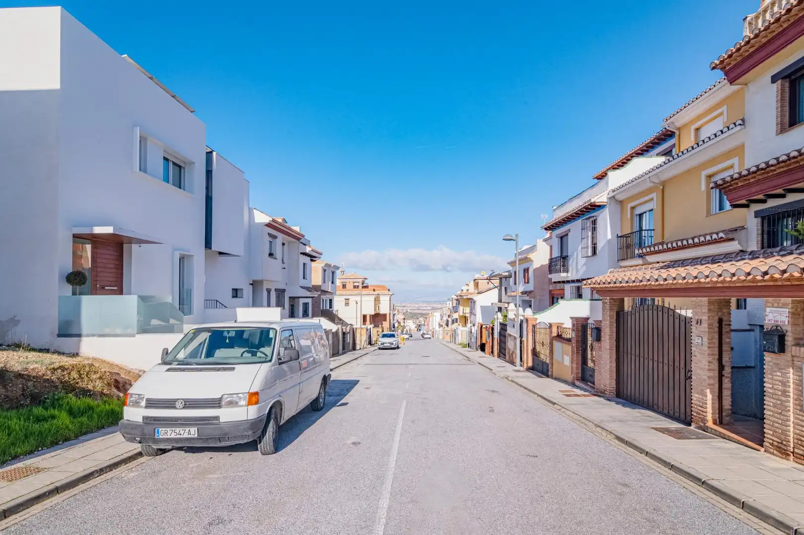 Vista exterior de Casa adosada en venda en La Zubia amb Aire condicionat, Calefacció i Terrassa