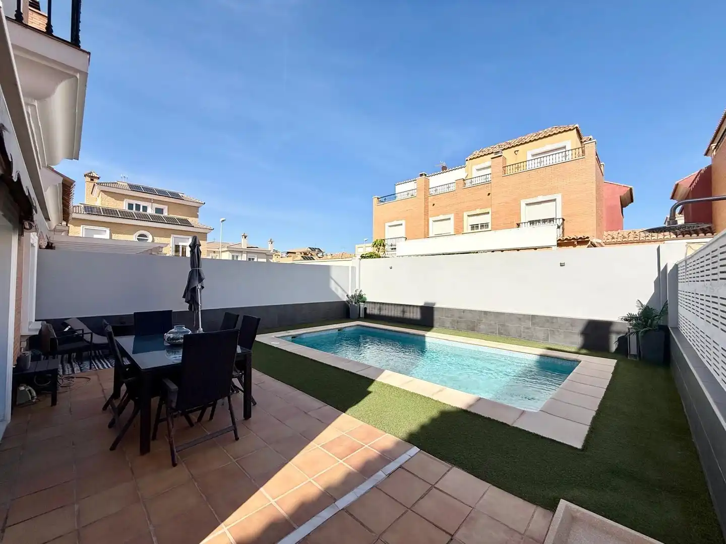 Piscina de Casa adosada en venta en Almería con Aire acondicionado, Jardín privado y Terraza