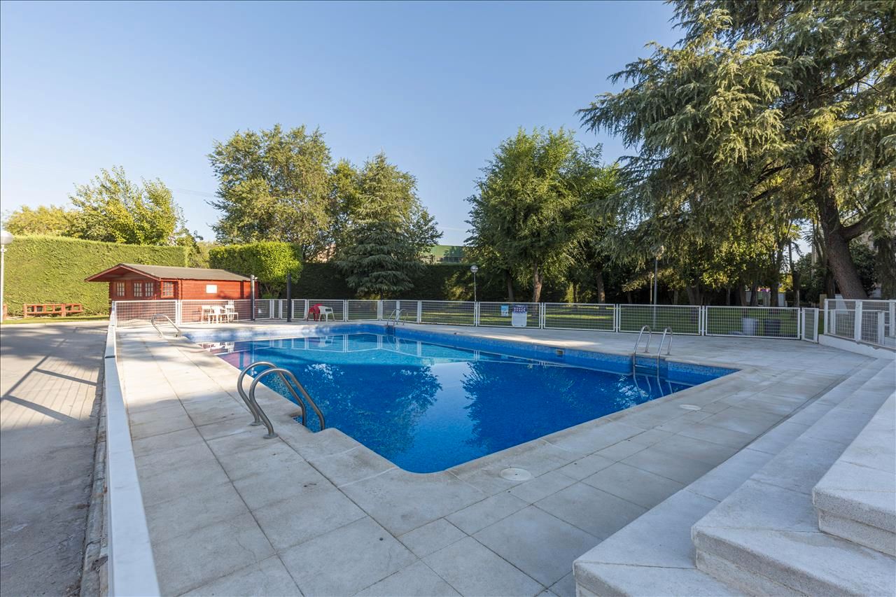 Piscina de Pis en venda en  Madrid Capital amb Aire condicionat, Calefacció i Terrassa